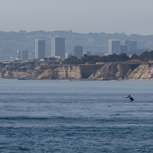 נוף פנורמי של קו החוף של סן דייגו עם צוללן בחזית