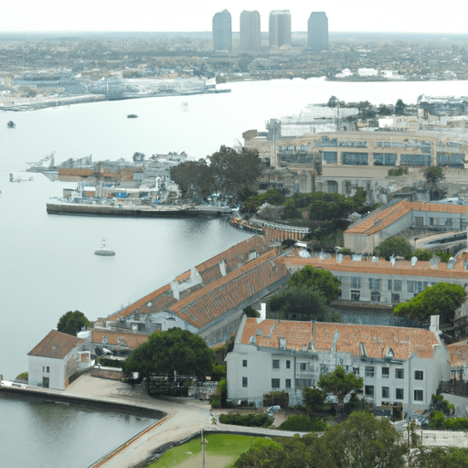 נוף פנורמי של Seaport Village עם חוף הים ברקע