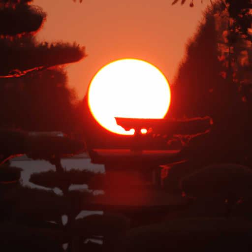 תמונה אחרונה של השמש השוקעת מעל הגן היפני, מדגישה את יופיו ושלוותו