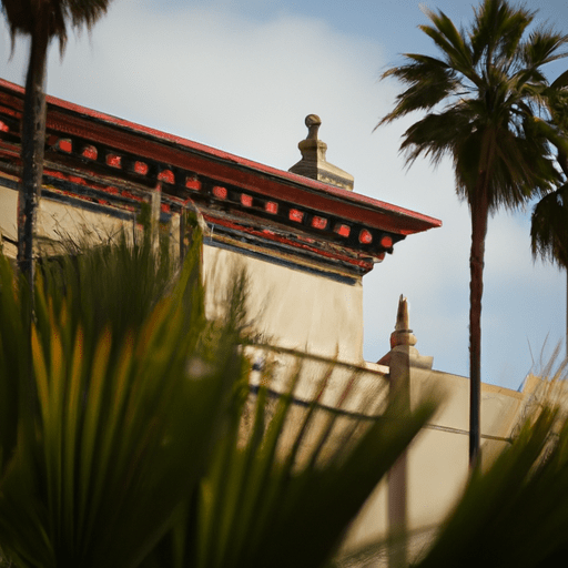 החזית המדהימה של מוזיאון סן דייגו לאמנות, מוקפת בצמחייה עבותה