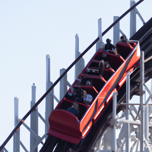 מבקרים נהנים ברכבת ההרים Giant Dipper בפארק בלמונט