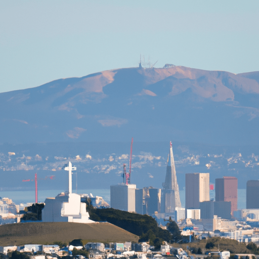 נוף פנורמי של הר סולדד כשברקע קו הרקיע של סן פרנסיסקו