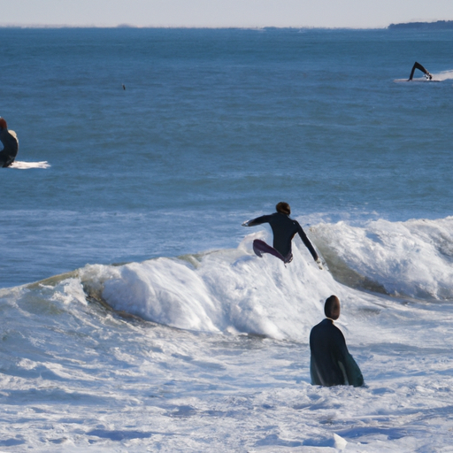 גולשים תופסים גלים בחוף Surfrider המפורסם של מאליבו