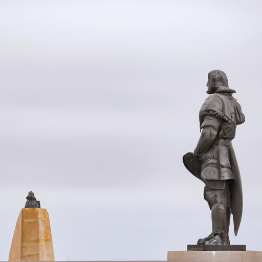 הפסל של קברילו המשקיף על האנדרטה