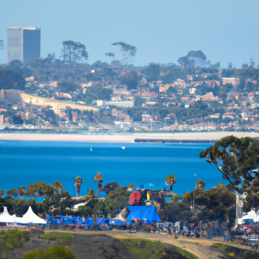 נוף פנורמי של קו החוף של סן דייגו, עם פסטיבל שמתקיים בחזית