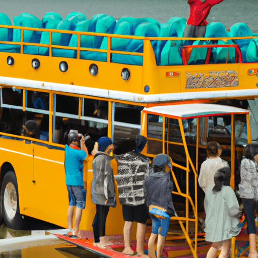 תיירים שעולים לאוטובוס האמפיבי בהתרגשות.