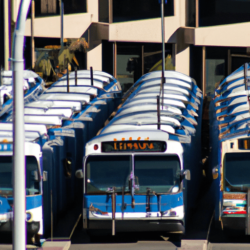 מרכז מעבר שוקק של סן דייגו עם אוטובוסים ועגלות עומדים בתור