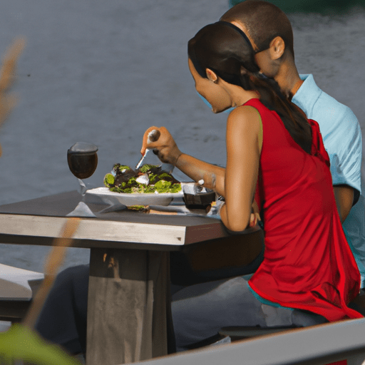 זוג נהנה מארוחה טעימה במסעדה על שפת המים