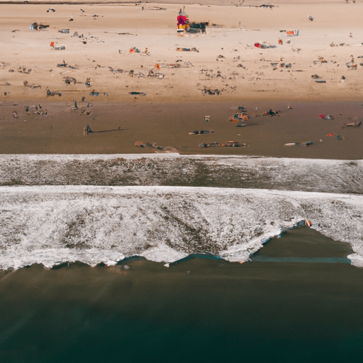 נוף אווירי של קו החוף המדהים של Mission Beach עם אנשים שנהנים מהשמש והגלים