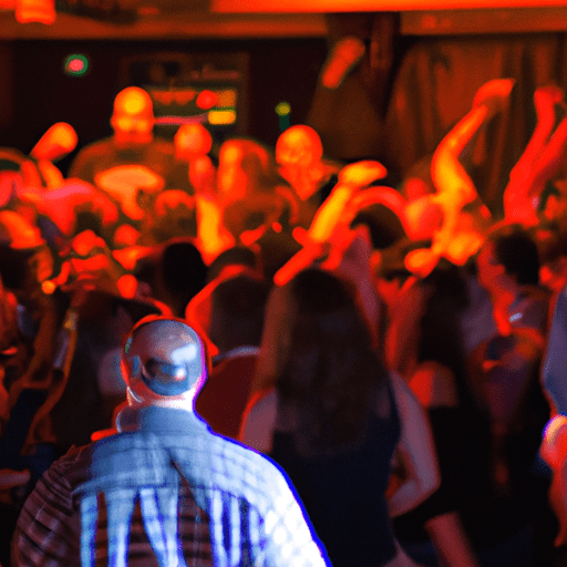 רחבת ריקודים עמוסה עם אנשים שרוקדים ללהקה חיה במקום פופולרי בסן דייגו