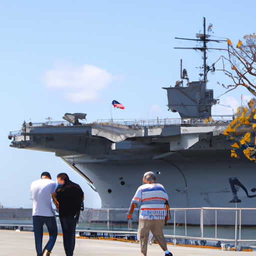 מבקרים מסיירים במוזיאון USS Midway המרשים
