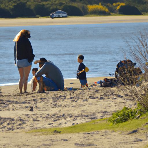 משפחה נהנית מיום שמשי בחוף הים ליד השמורה