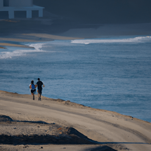 זוג נהנה מטיול רומנטי לאורך קו החוף, לוכד את תמצית החופים של לה ג'ויה