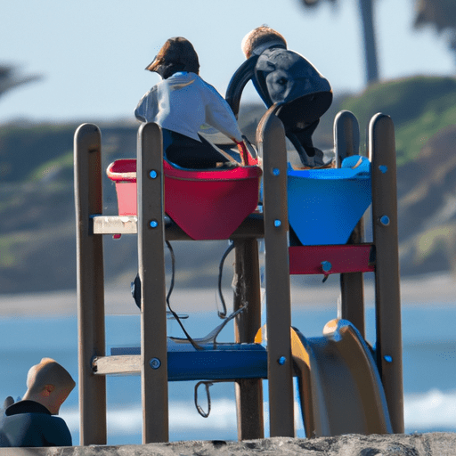ילדים משחקים במגרש משחקים פסיפיק ביץ' ליד החוף
